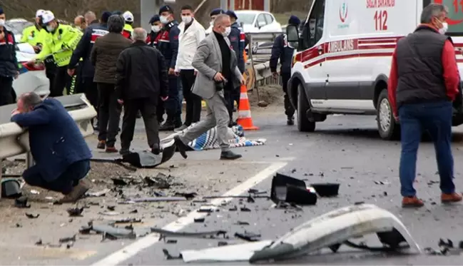 Çarpışan otomobilden yola fırlayıp yaşamını yitirdi, yakınları gözyaşlarına hakim olamadı