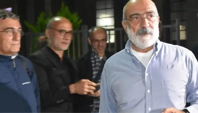 Ahmet Altan tahliye edildi! İşte cezaevi çıkışı ilk fotoğrafı