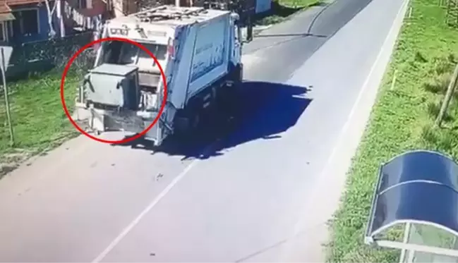 Çöp aracına yüklenerek götürülen konteyner, 2 belediye arasında krize yol açtı