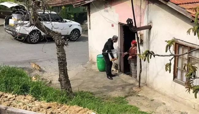 Oyuncu Murat Yıldırım, tam kapanma başlamadan önce ihtiyaç sahiplerine koli dağıttı