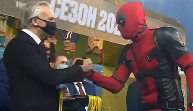 Şampiyon Zenit'in kupa seremonisine Artem Dzyuba, Deadpool kostümüyle katıldı