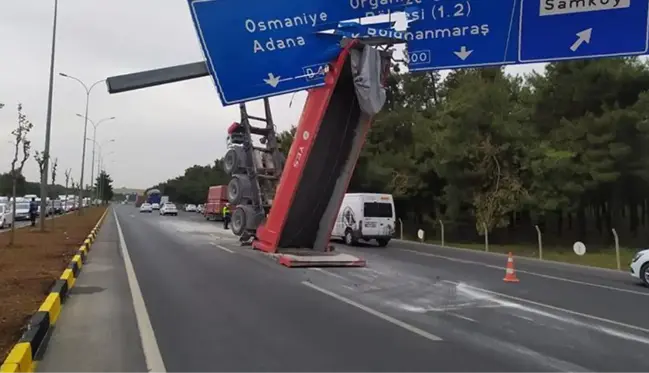 Seyir halindeyken açılan tır dorsesi yön tabelasına takıldı