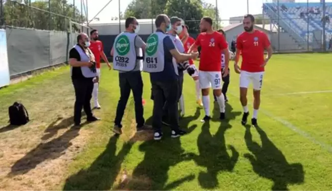 Ankara'da skandal görüntüler! Futbolcular maçı bırakıp basın mensuplarına saldırdı