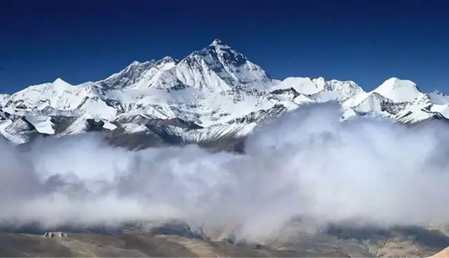 Everest'e tırmanan iki dağcı, 'kar körlüğü ve yorgunluk' nedeniyle yaşamını yitirdi