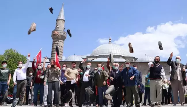 İsrail'in insanlık dışı saldırılarını protesto eden cemaat, cami önünde ayakkabı fırlattı