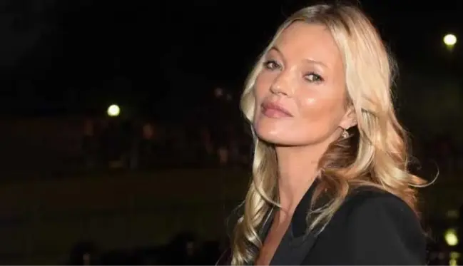 Model Kate Moss'un uyurken çekilen bir videosu 17 bin dolara satıldı