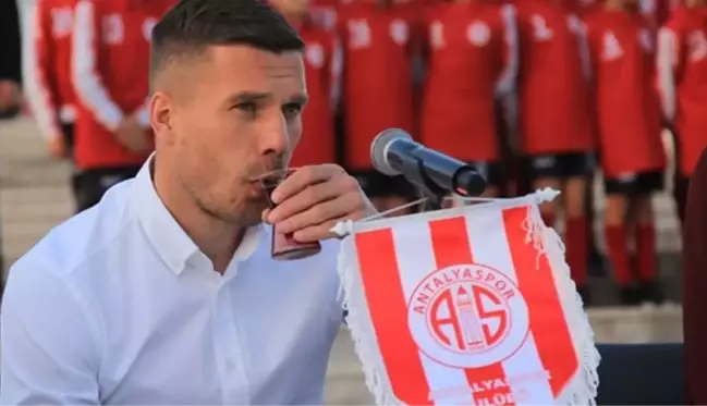 Dünyaca ünlü yıldız Podolski, Antalyaspor'dan ayrıldı