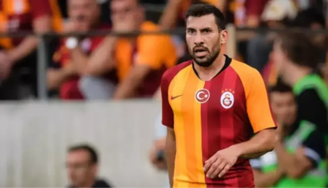 Galatasaray'a veda eden Şener Özbayraklı, Başakşehir'le 2 yıllık sözleşme imzaladı