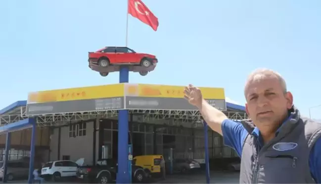 1984 model otomobili iş yerinin çatısına koydu! Gören dönüp bir daha bakıyor