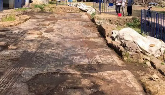 3 bin 500 yıllık mahallede kaçak kazı sırasında bulunan mozaikler 24 saat boyunca korunuyor