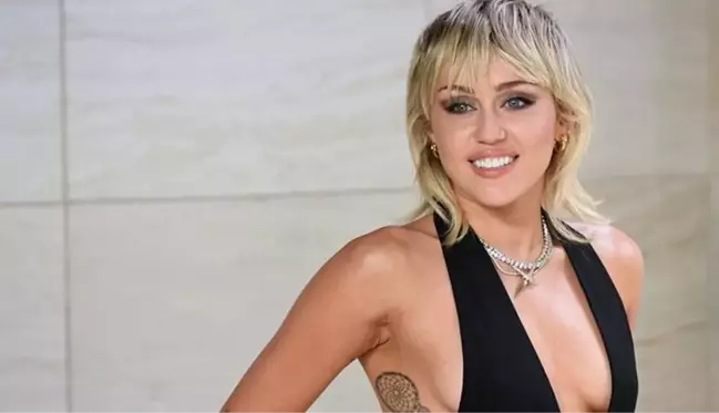 Miley Cyrus, ilk cinsel deneyimini hemcinsleriyle yaşadığını itiraf etti