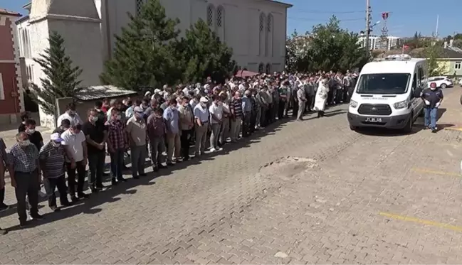 Trafik kazasında hayatını kaybeden öğretmen çift ve iki çocuğu gözyaşlarıyla toprağa verildi