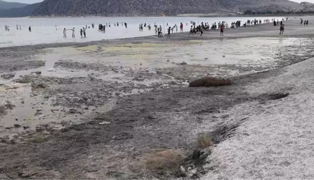 Ziyaretçi akınına uğrayan Salda Gölü'nde tahribat! Su 50 metre çekildi, balçık oluştu