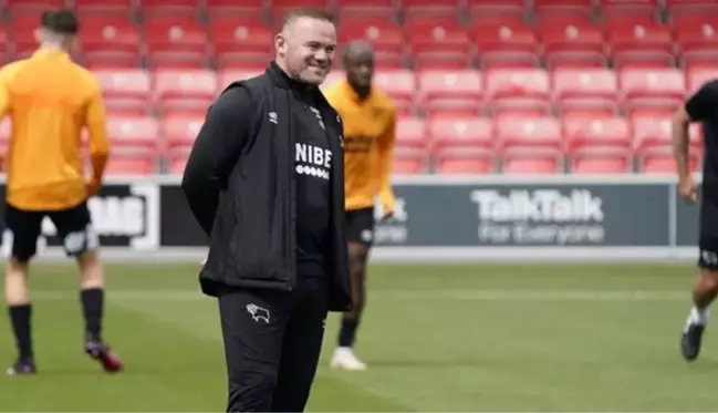 Derby County'nin hocası Wayne Rooney, antrenmanda futbolcusunu sakatladı! Haftalarca oynayamayacak