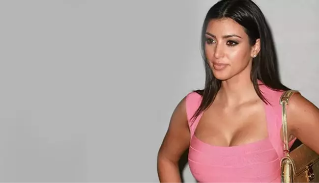 Yine gündem olmayı başardı! Kim Kardashian tanga bikinisiyle plaja indi