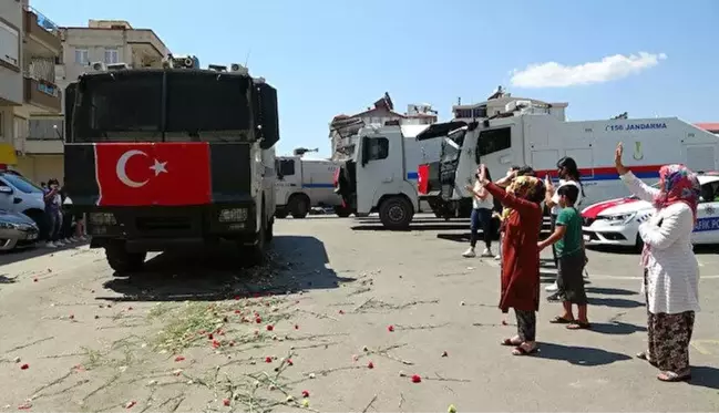 Son dakika haberi! Manavgat yangınında görev yapan TOMA'lar çiçekler ve alkışlarla uğurlandı