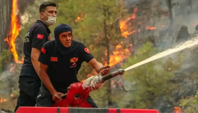 Bakan Pakdemirli: 3 ilde 3 yangın var, Burdur'daki yangın tehlikeli