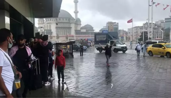 Taksim'de aniden bastıran sağanak yağış vatandaşlara zor anlar yaşattı