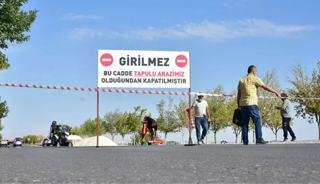 Almanya'da yaşayan Türk vatandaşı, Konya'daki arsasından geçen yolu tabelayla kapattı