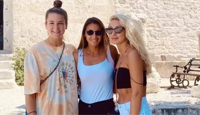 Survivor yarışmacıları Nisa Bölükbaşı, Melis Sezer ve Makbule Şakalakoğlu yatakta bornozlu pozlar verdi