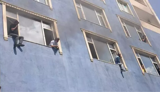 İçinde öğrencilerin de bulunduğu 6 katlı binada yangın çıktı! 15 kişi hastanelik oldu