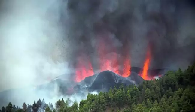 130 depremin ardından Kanarya Adaları'nda yanardağ patladı