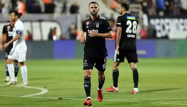 Beşiktaş'a darbe üstüne darbe! Pjanic, Altay maçında sakatlanarak oyuna devam edemedi