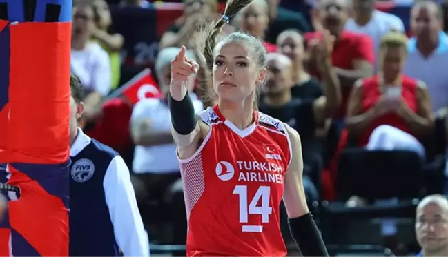 Milli voleybolcu Eda Erdem'den ödül töreninde alkış tufanı kopartan konuşma