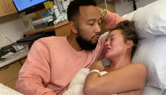 Chrissy Teigen, hayatın kaybeden bebeğini ölüm yıldönümünde andı: En büyük acıyı verdin