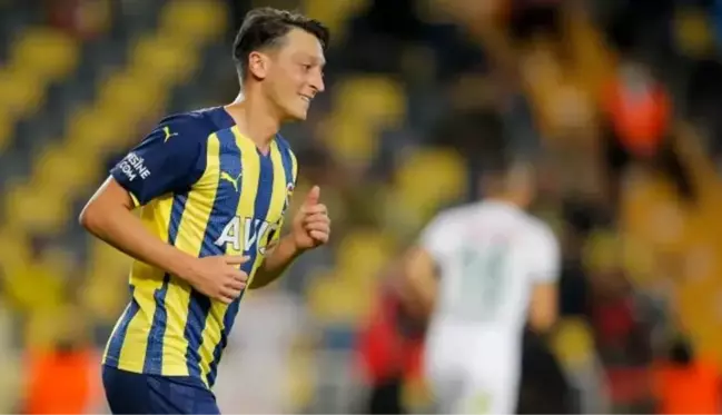 Mesut Özil herkesin merak ettiği soruyu sordu! Paylaştığı oylamaya katılım çığ gibi