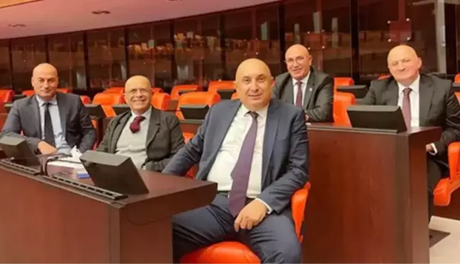 CHP'li vekillerin fotoğrafı için yapılan espri sosyal medyayı salladı: Şampuan reklamı gibi