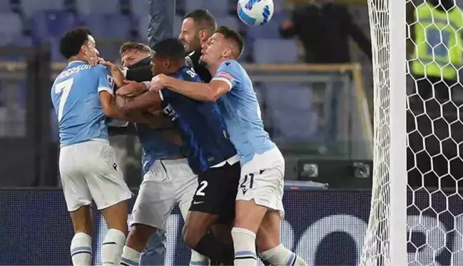 Lazio-Inter maçında ortalık savaş alanına döndü! Yıldız futbolcular yaka paça kavga etti