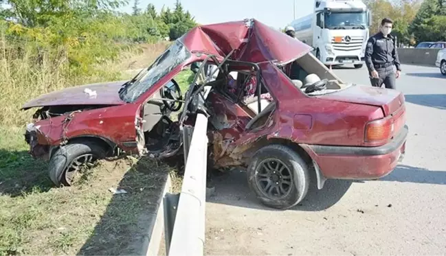 Kaza yapan otomobil bariyere ok gibi saplandı! Sürücünün annesi gözyaşlarına boğuldu