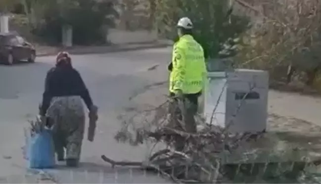 Trafik polisinden yürek ısıtan hareket! Yaşlı kadını halini görünce düşünmeden yardımına koştu