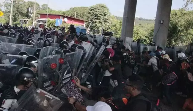 Meksika'da yaşam şartlarını protesto eden göçmenler, başkente yürümeye başladı