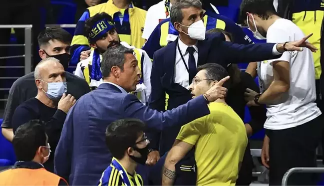 Ali Koç, Fenerbahçe Beko-Barcelona maçının ardından takımı protesto eden taraftarlarla tartıştı