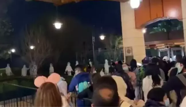 Çin'deki Disneyland parkını ziyaret eden 34 bin kişi karantinaya alındı