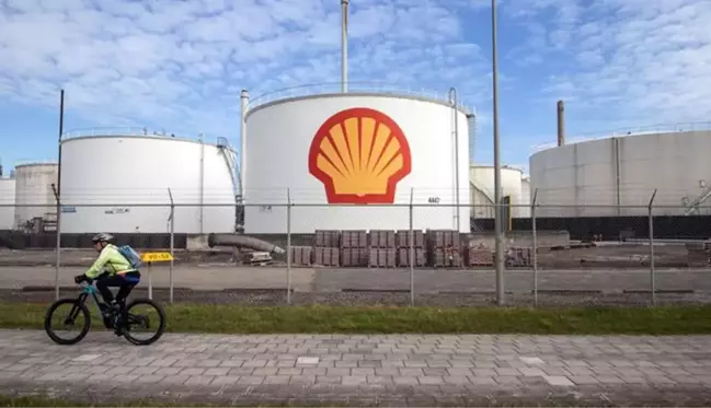 Merkezini İngiltere'ye taşımaya hazırlanan enerji devi Royal Dutch Shell ismini değiştiriyor