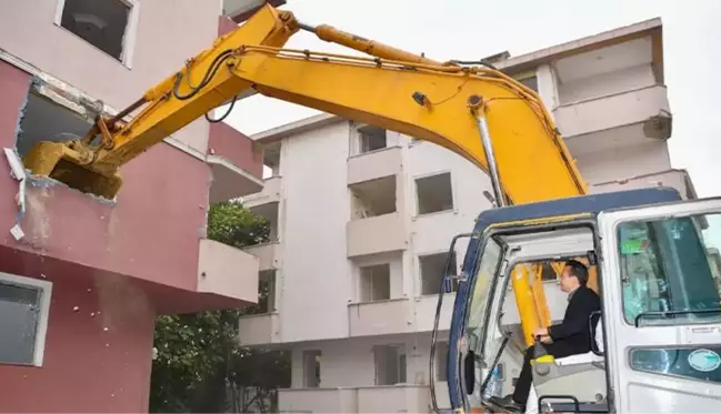 Tuzla'da kentsel dönüşüm hız kesmeden devam ediyor! İlk kepçeyi Belediye Başkanı Şadi Yazıcı vurdu