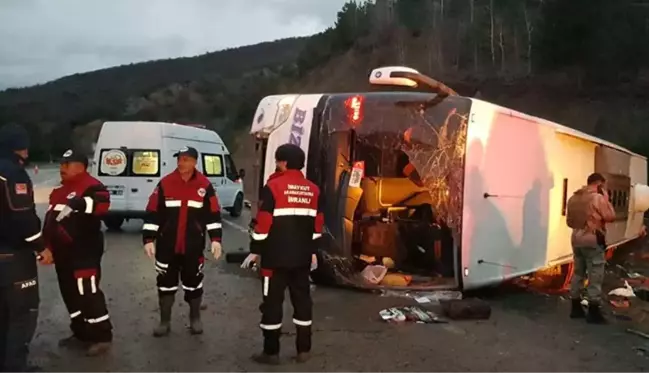 Son dakika! Erzincan'da yolcu otobüsü devrildi: Biri ağır 22 kişi yaralandı