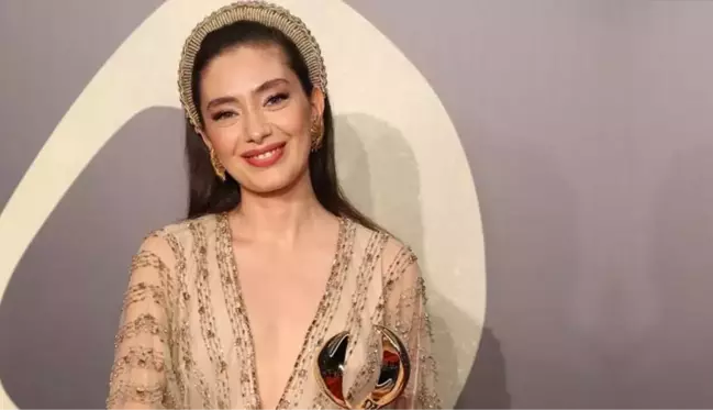 Neslihan Atagül'ün Dubai'deki ödül töreninde giydiği elbise takipçilerini ikiye böldü