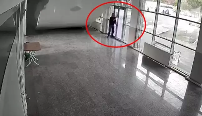 Terminalin su alan asma tavanı çöktü, görevli mucize eseri kurtuldu! O anlar kamerada