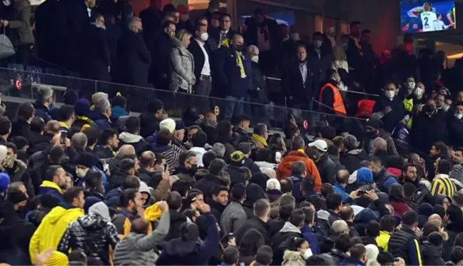 Beşiktaş maçının ardından Fenerbahçe taraftarı stadı terk etmiyor: Ali Koç istifa