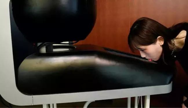 Sonunda bu da oldu! Yalanabilir televizyon icat edildi, ekrandaki yemekleri tadıyorlar