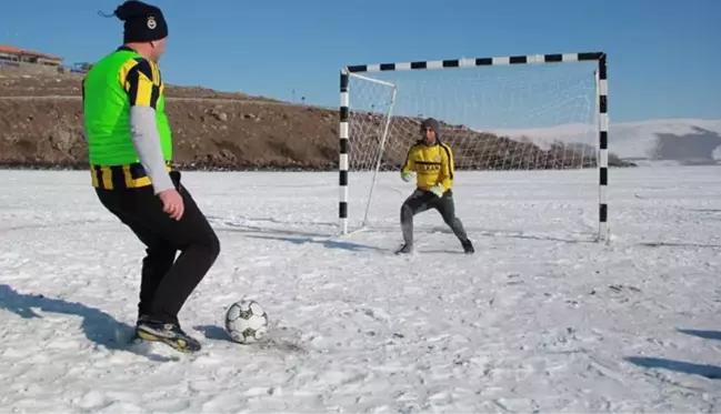 Görüntüler Türkiye'den! Donan göl üzerinde futbol maçı yaptılar