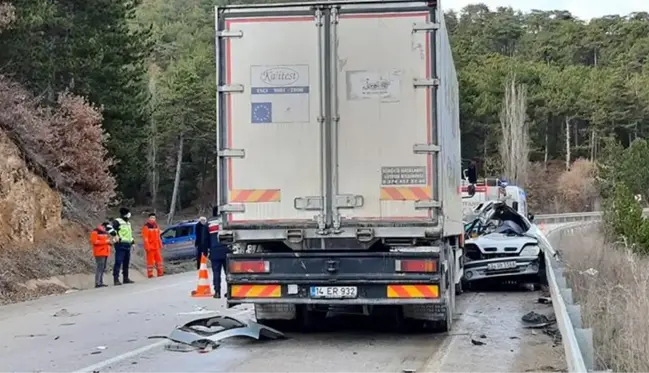 Kamyonla çarpışan otomobilde aynı aileden 4 kişi feci şekilde can verdi