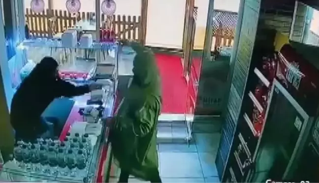 Çiğköfteciye giren saldırgan, yağmurluğun altından çıkardığı silahla çiğköfteciye kurşun yağdırdı
