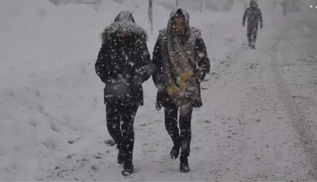 Meteoroloji 11 ili turuncu, 8 ili sarı kodla uyardı! Yoğun kar yağışı ve çığ tehlikesine dikkat