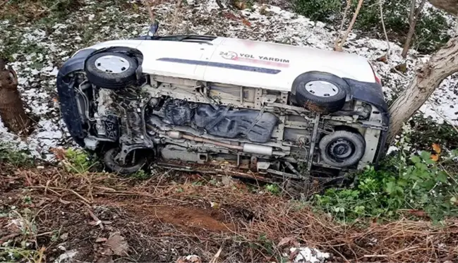 Sürücüsünün hakimiyetini kaybettiği yol yardım aracı, evin bahçesine uçtu