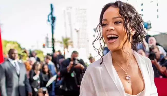 Rihanna'nın hamilelik bilmecesi bitti! Sokakta ceketinin düğmelerini açan şarkıcının göbeği göründü